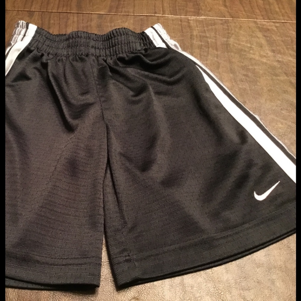 Boys Nike shorts Sz 6 black mesh silver inset